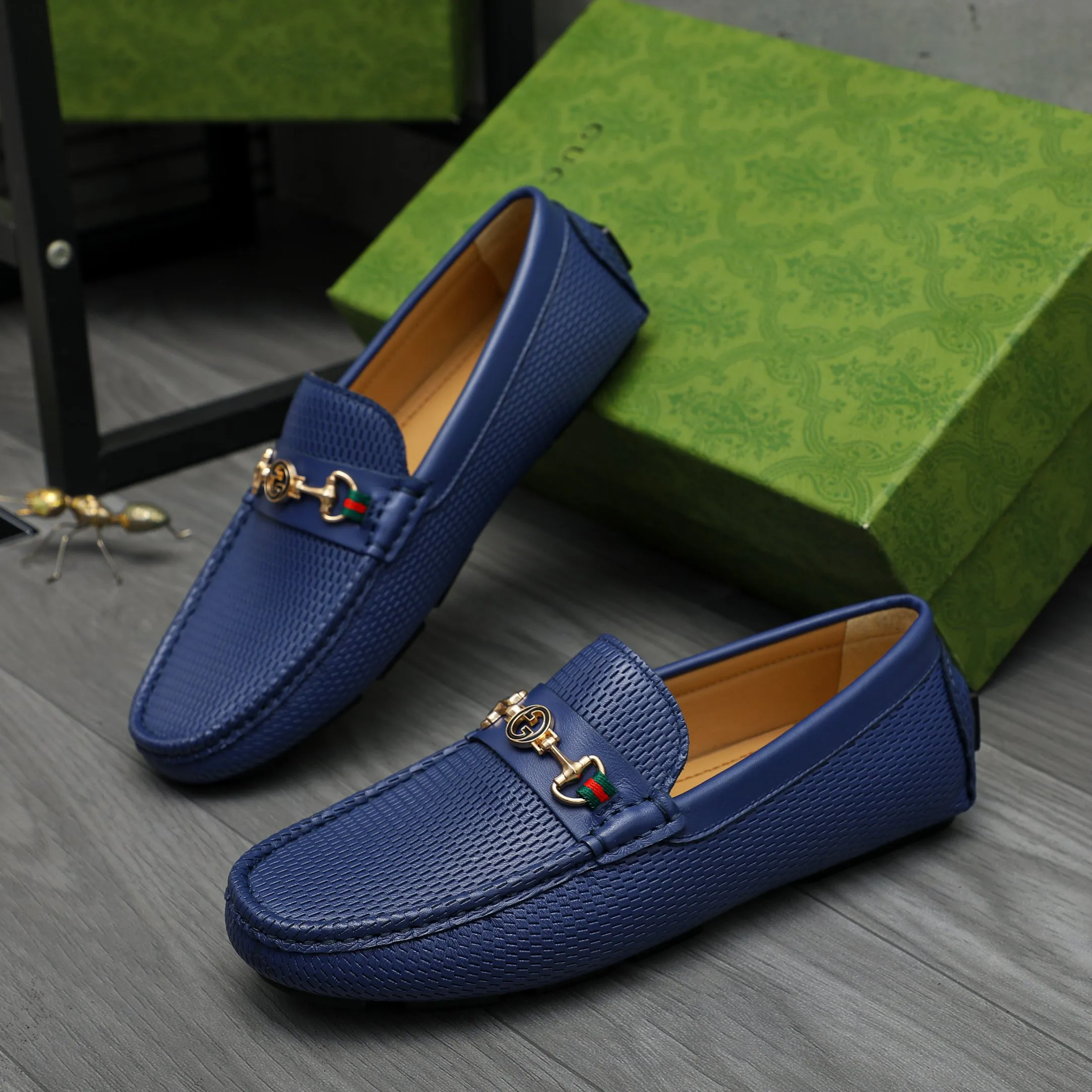 P420 Product trademark: GUCCI (Gucci) casual slip-on men's shoes Regular size: 38-44 Product materials: Selected hollow cowhide upper, sheepskin lining, original rubber outsole